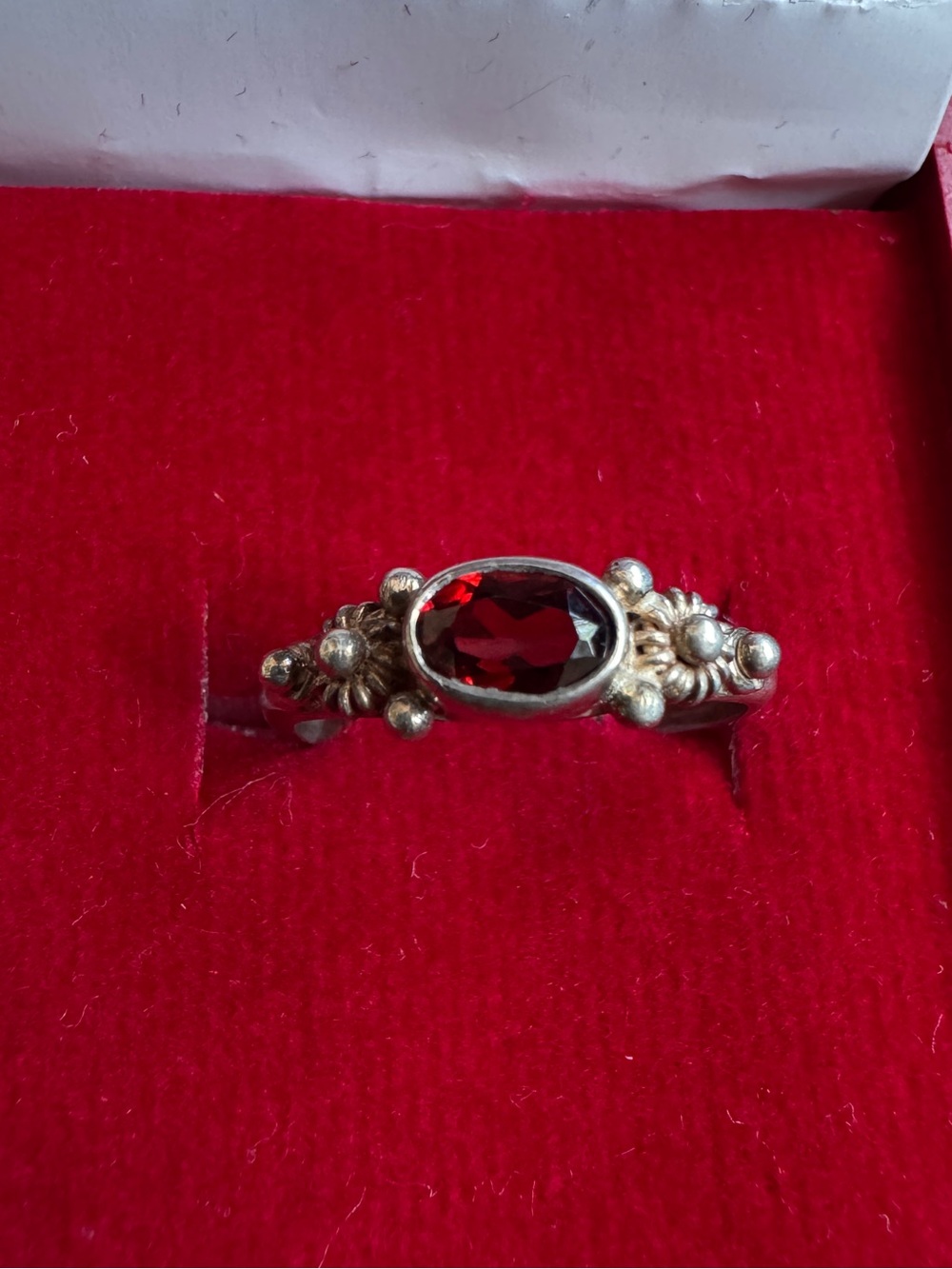 Stunning Vintage 925 Sterling Silver
Dainty Garnet Size 6